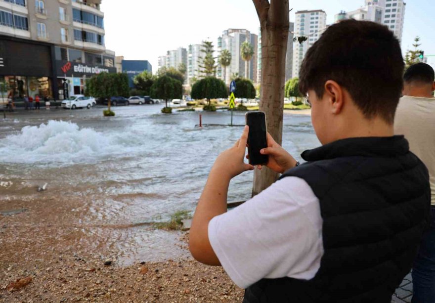 Adana'nın işlek bulvarında su borusu patladı, yollar nehre döndü