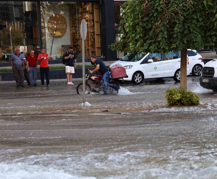 Adana'nın işlek bulvarında su borusu patladı, yollar nehre döndü