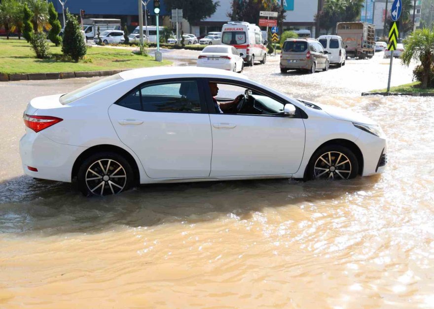 Adana'nın işlek bulvarında su borusu patladı, yollar nehre döndü