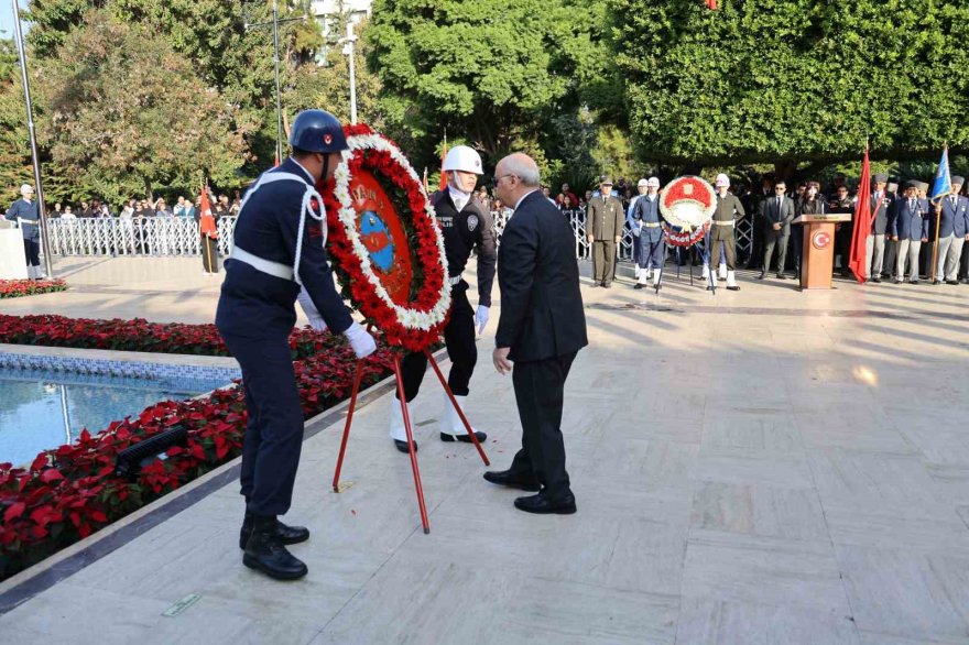 Adana’da hayat Atatürk için 1 dakikalığına durdu