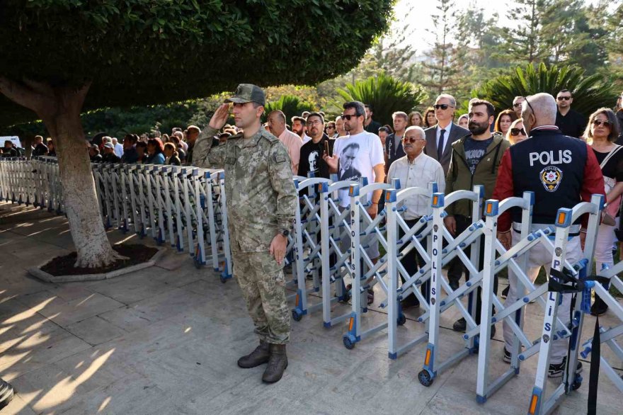 Adana’da hayat Atatürk için 1 dakikalığına durdu