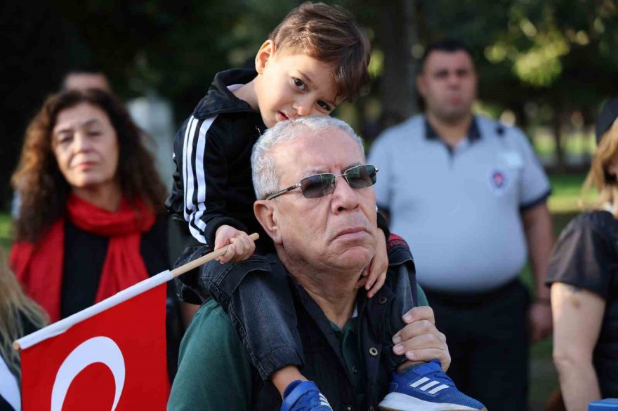 Adana’da hayat Atatürk için 1 dakikalığına durdu