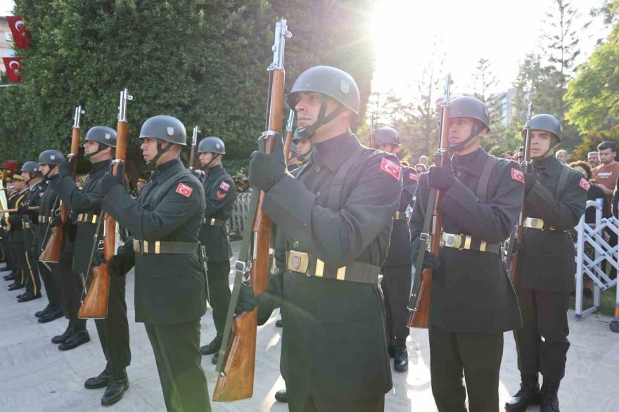 Adana’da hayat Atatürk için 1 dakikalığına durdu