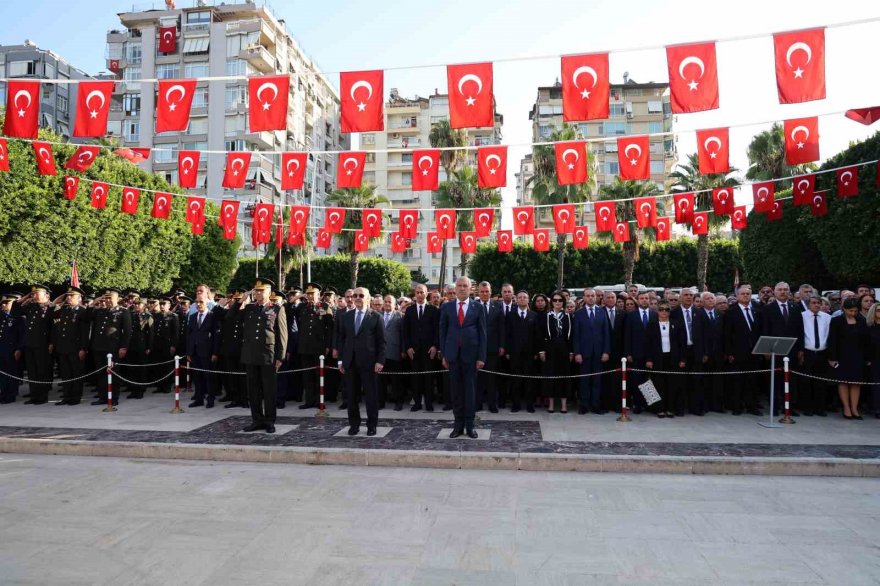 Adana’da hayat Atatürk için 1 dakikalığına durdu