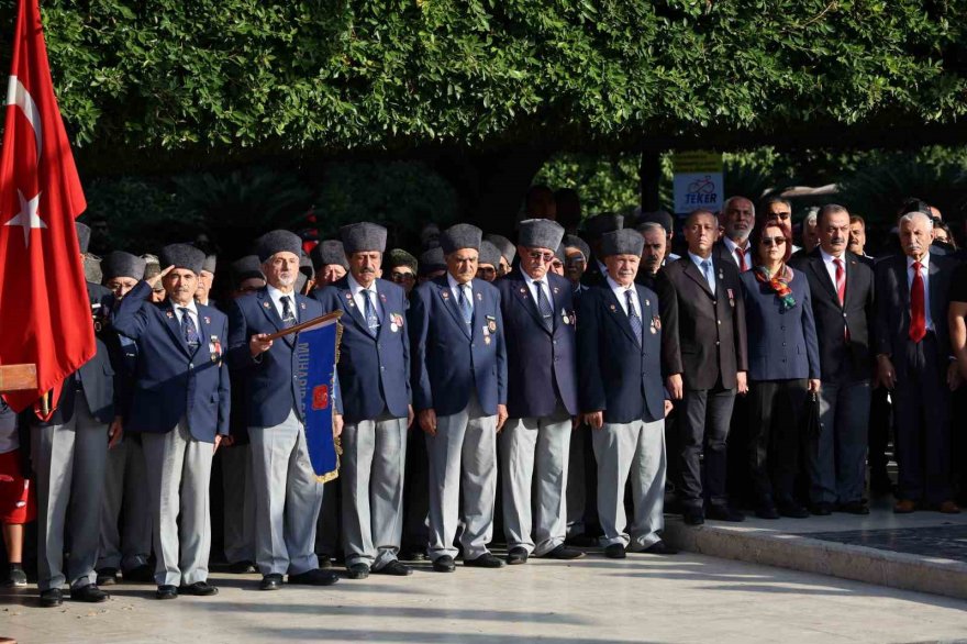 Adana’da hayat Atatürk için 1 dakikalığına durdu