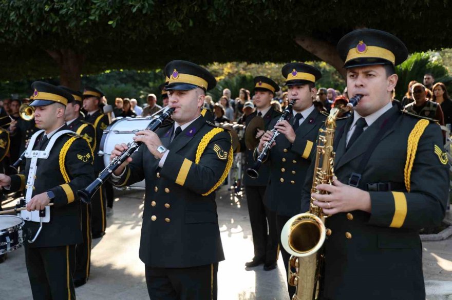 Adana’da hayat Atatürk için 1 dakikalığına durdu