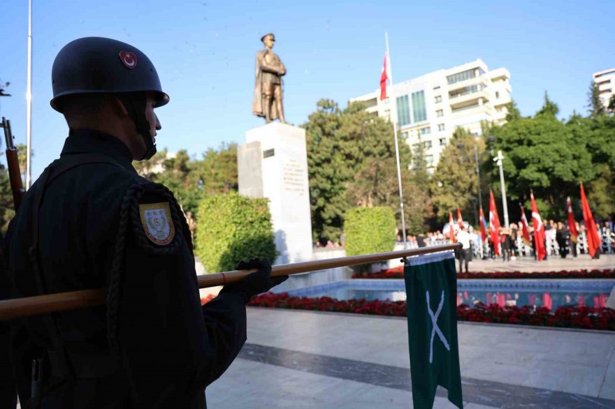 Adana’da hayat Atatürk için 1 dakikalığına durdu