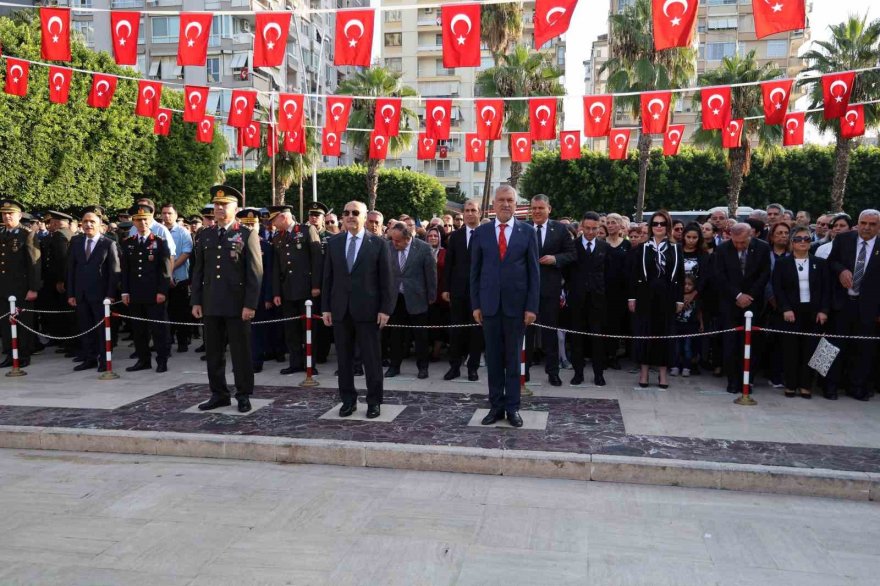 Adana’da hayat Atatürk için 1 dakikalığına durdu