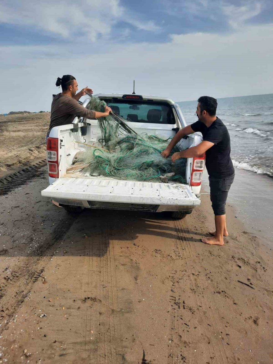 Adana'da kaçak ağa takılan deniz kaplumbağası kurtarıldı