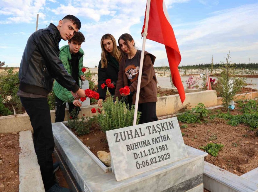 Depremde ölen Zuhal öğretmeni öğrencileri mezarı başında andı