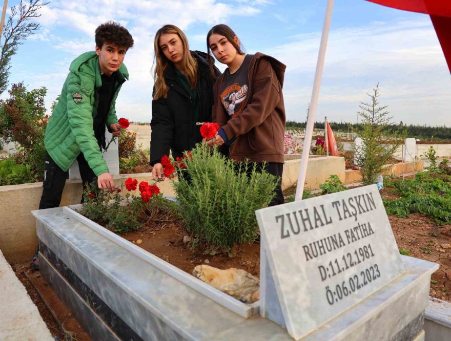 Depremde ölen Zuhal öğretmeni öğrencileri mezarı başında andı