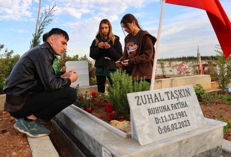 Depremde ölen Zuhal öğretmeni öğrencileri mezarı başında andı