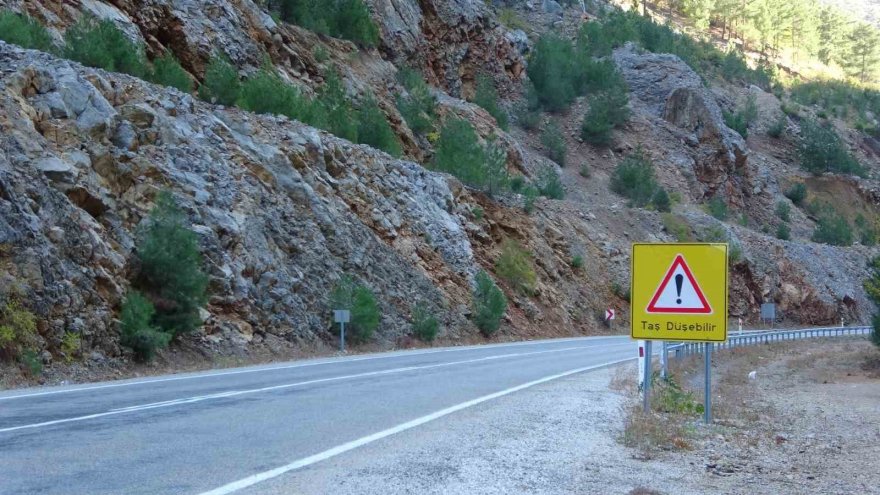 Adana’da 4 öğretmen otomobildeyken üzerilerine kaya düşmüştü: O yolda tehlike devam ediyor