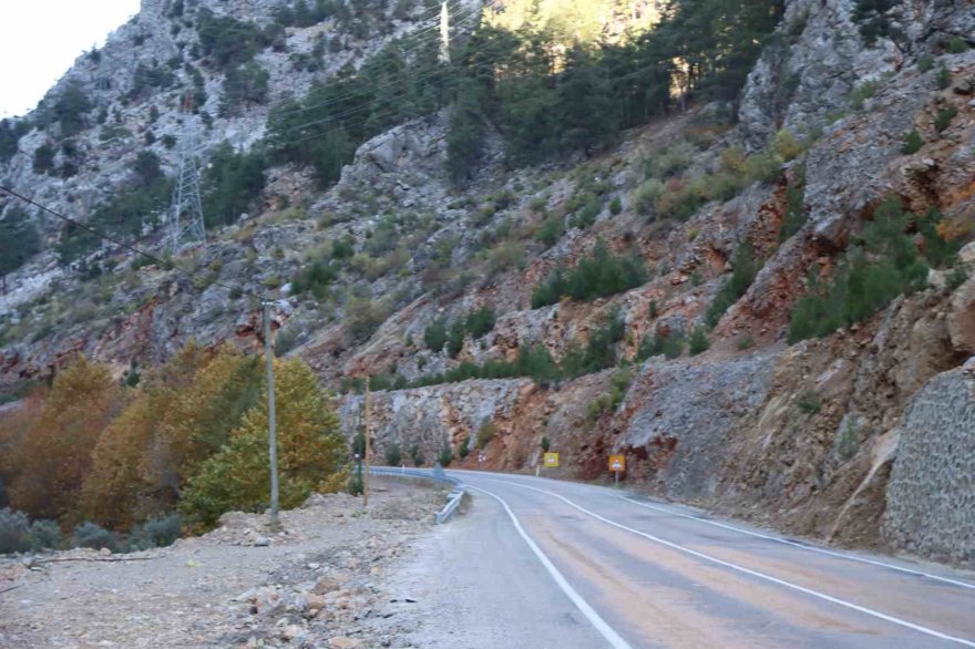 Adana’da 4 öğretmen otomobildeyken üzerilerine kaya düşmüştü: O yolda tehlike devam ediyor