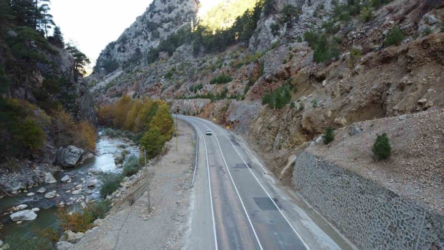 Adana’da 4 öğretmen otomobildeyken üzerilerine kaya düşmüştü: O yolda tehlike devam ediyor