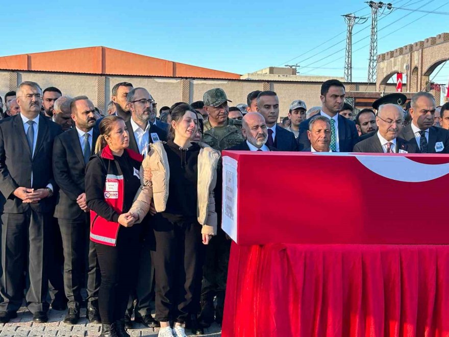 Adana'da hamile eşten şehide gözü yaşlı son bakış