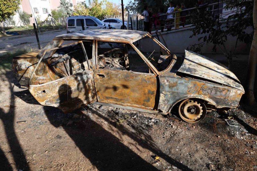 Önce oğlunu dövdüler, sonra otomobili yaktılar