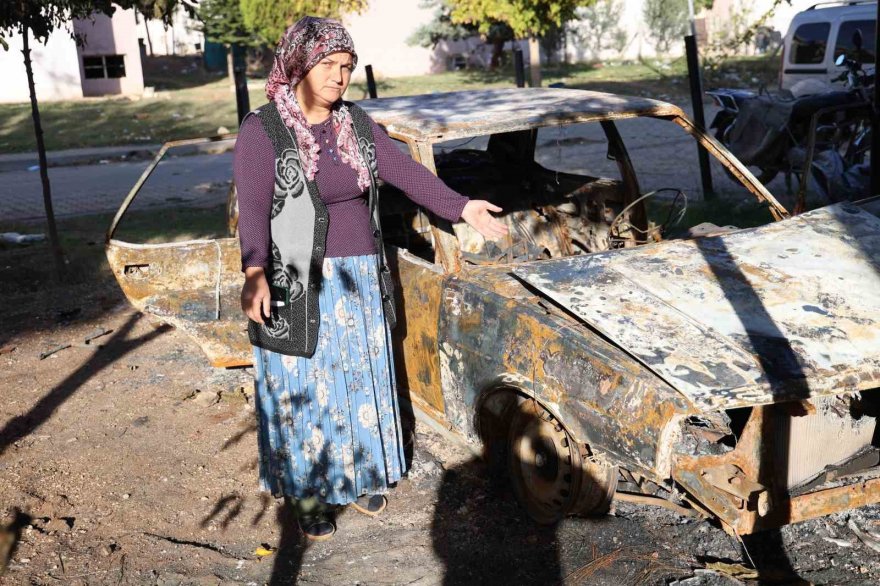 Önce oğlunu dövdüler, sonra otomobili yaktılar