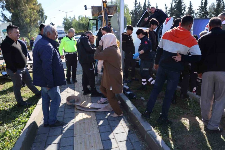 Yan yatan otomobilde sıkışan yaşlı kadın kurtarıldı, kızı annesini sayıkladı