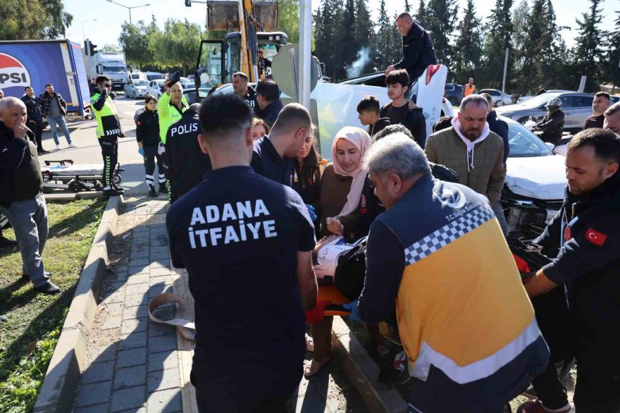 Yan yatan otomobilde sıkışan yaşlı kadın kurtarıldı, kızı annesini sayıkladı