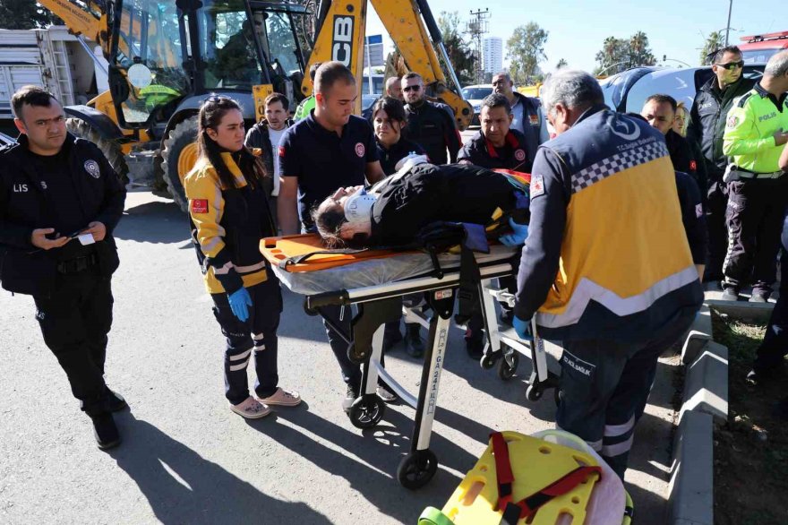 Yan yatan otomobilde sıkışan yaşlı kadın kurtarıldı, kızı annesini sayıkladı