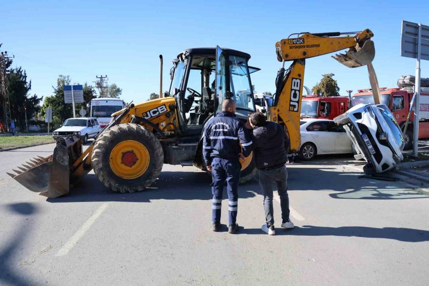 Yan yatan otomobilde sıkışan yaşlı kadın kurtarıldı, kızı annesini sayıkladı