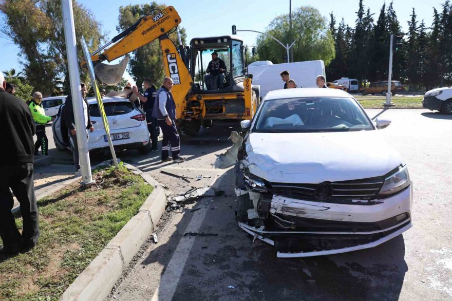 Yan yatan otomobilde sıkışan yaşlı kadın kurtarıldı, kızı annesini sayıkladı