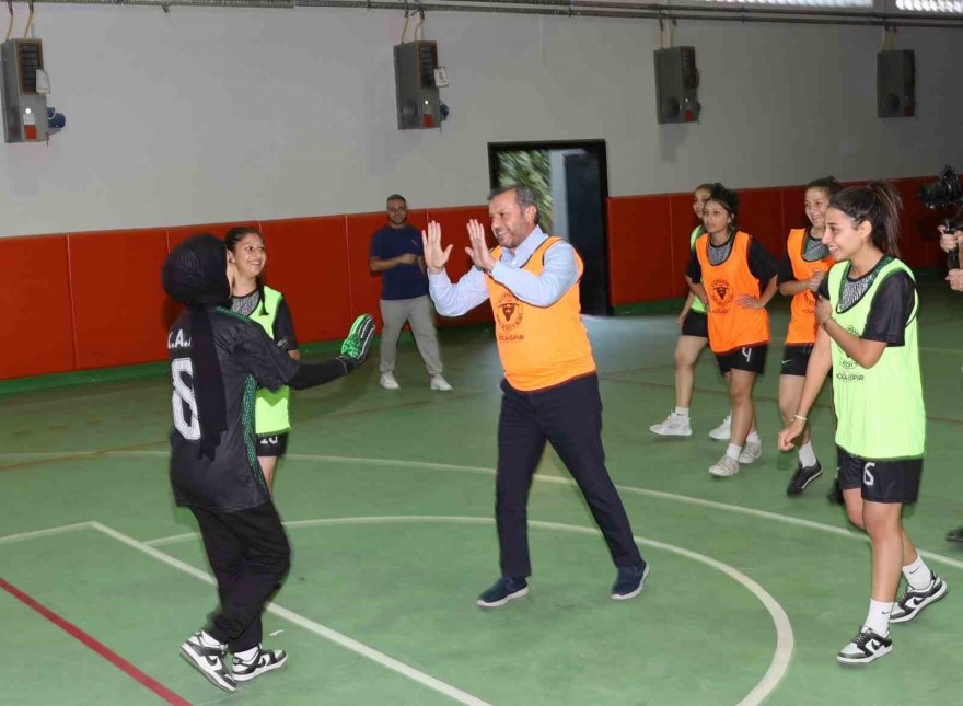 Başkan Kocaispir, kız futsal takımı ile maç yaptı