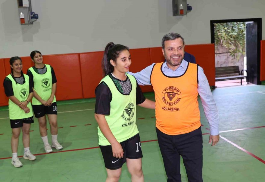 Başkan Kocaispir, kız futsal takımı ile maç yaptı