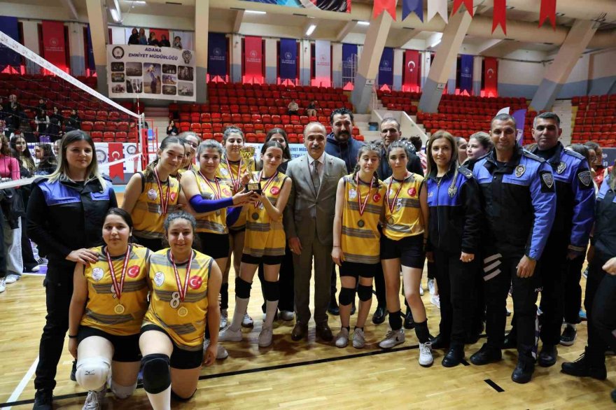 Adana’da liselerarası voleybol turnuvası nefes kesti