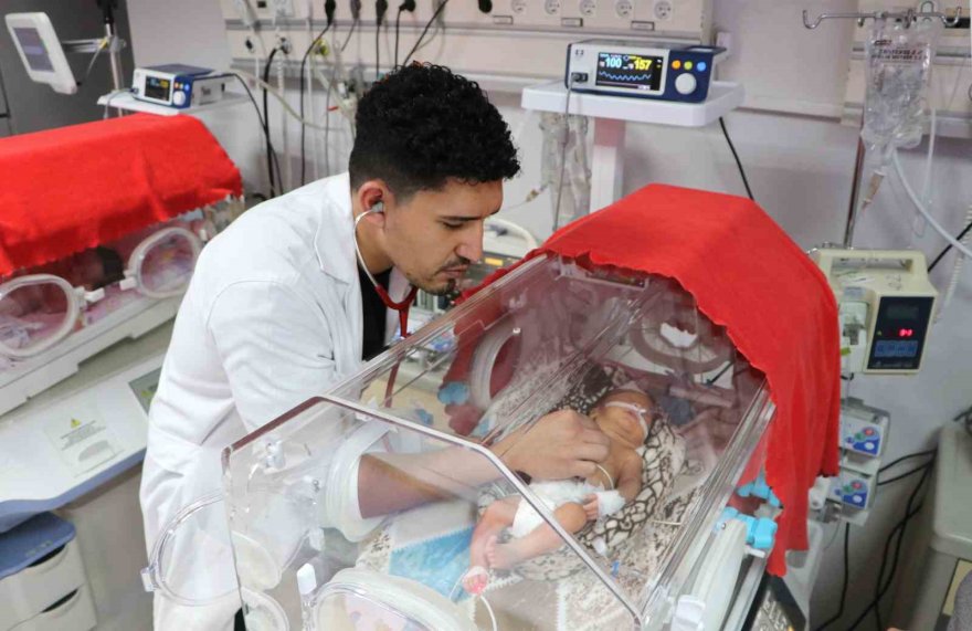 Prematüre doğduğu hastanede bebeklerin hayata tutunması için çalışıyor
