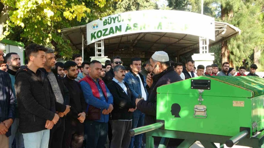 Adana’da 17 yaşındaki genç katil olurken, 19 yaşındaki genç toprağa verildi