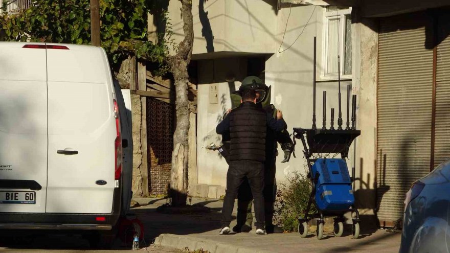 ‘Üzerimde bomba düzeneği var’ diyerek kuyumcuyu soymaya kalktı