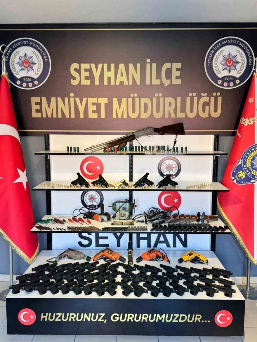 Seyhan polisi iki evden cephanelik ele geçirdi