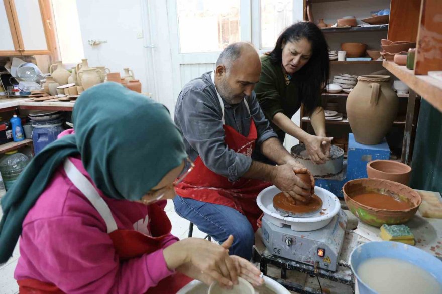 Yok olmaya yüz tutan çömlekçilik kadın eliyle yeniden doğuyor