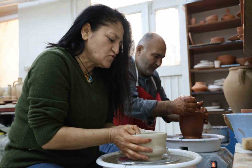 Yok olmaya yüz tutan çömlekçilik kadın eliyle yeniden doğuyor