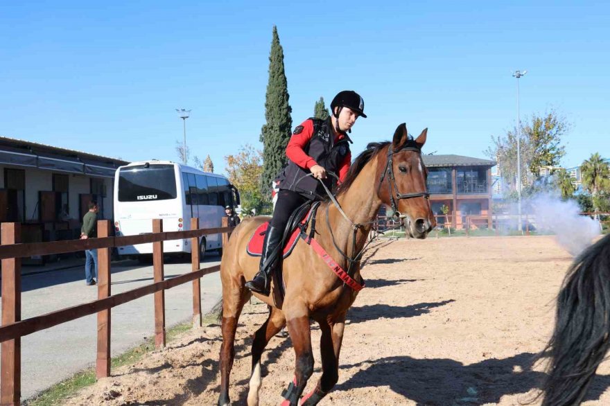 Atlı polislerden nefes kesen tatbikat