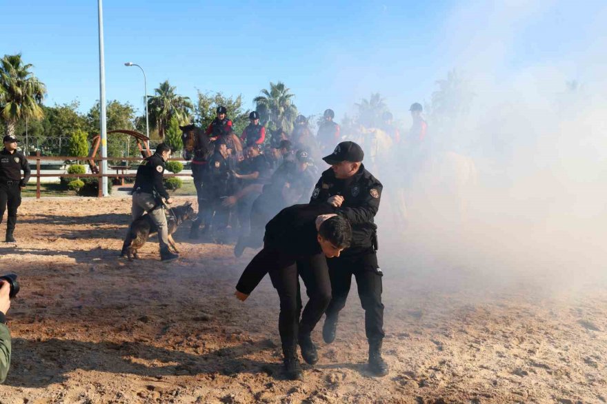 Atlı polislerden nefes kesen tatbikat