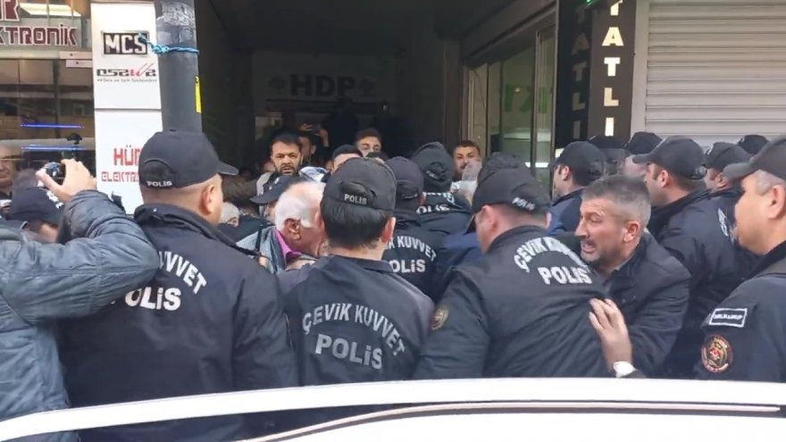 İzinsiz açıklama yapmak isteyen DEM Partililere polis müdahale etti