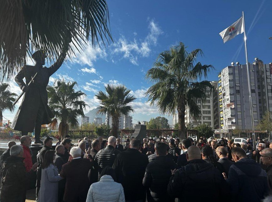 Şehit Asteğmen Mustafa Fehmi Kubilay, memleketi Kozan’da, adına yapılan parktaki anıtı önünde anıldı