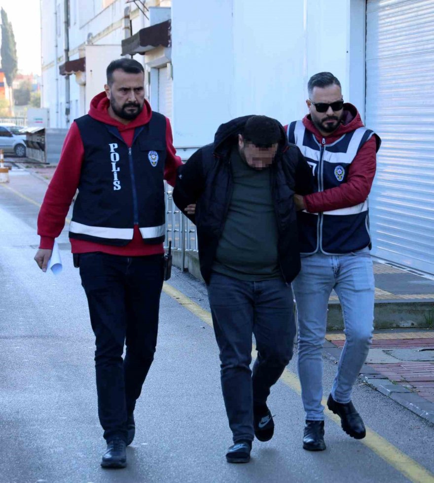 Seyhan polisi bir eve yaptığı baskında 13 ruhsatsız tabanca ele geçirdi