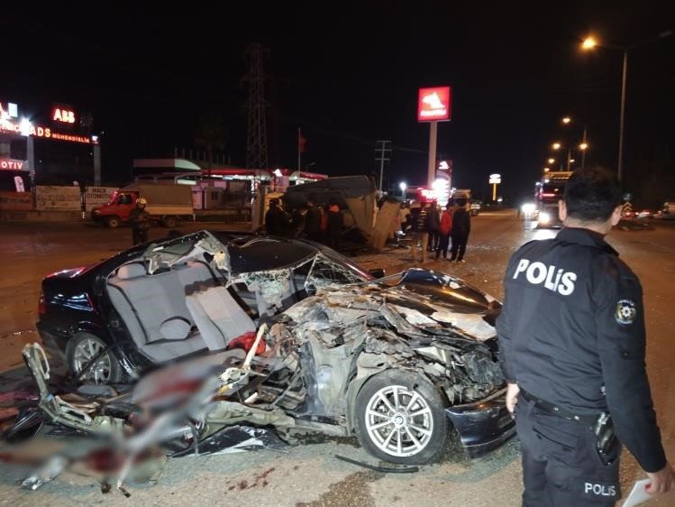 Adana’da otomobil ile kamyonet çarpıştı: 1 kişi öldü, 3 kişi yaralandı