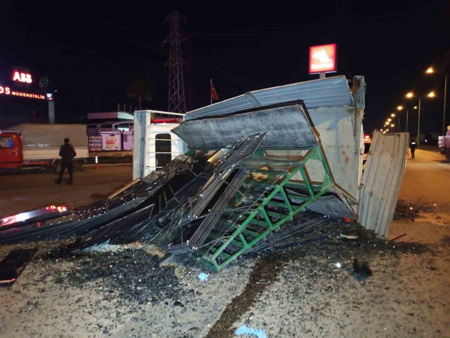 Adana’da otomobil ile kamyonet çarpıştı: 1 kişi öldü, 3 kişi yaralandı