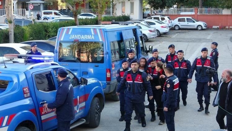 Arkadaşını öldüren şüpheli ve ona yardım ettiği öne sürülen iki kişi adliyeye sevk edildi