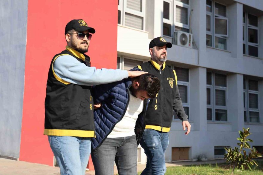 Taksinin bagajından hafif makineli tüfek ve 2 ruhsatsız silah çıktı