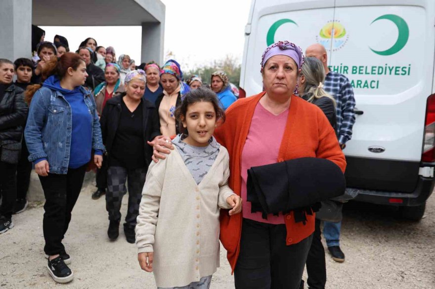 Elektrikli soba faciasında hayatını kaybeden anne, baba ve ikiz çocukları toprağa verildi