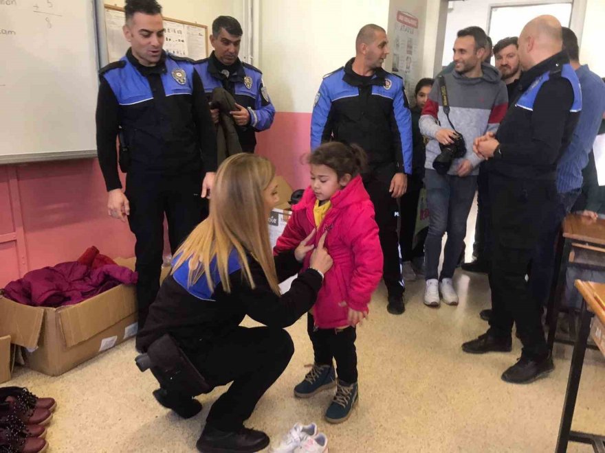 Adana’da polis ilkokul öğrencilerine mont ve bot dağıttı