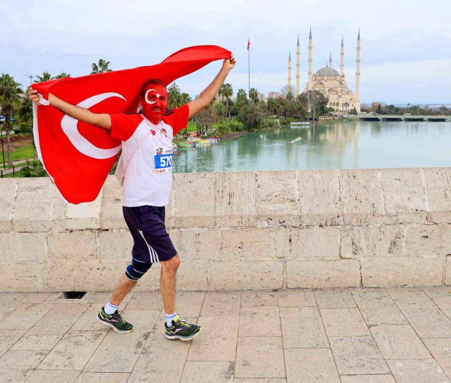 Tarihin içinde maraton koşusu renkli görüntülere sahne oldu