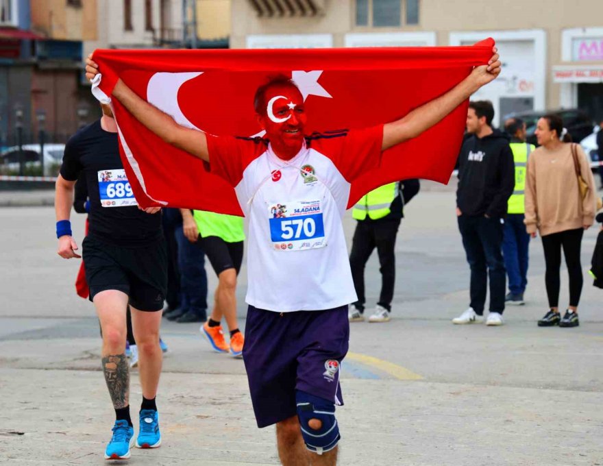 Tarihin içinde maraton koşusu renkli görüntülere sahne oldu