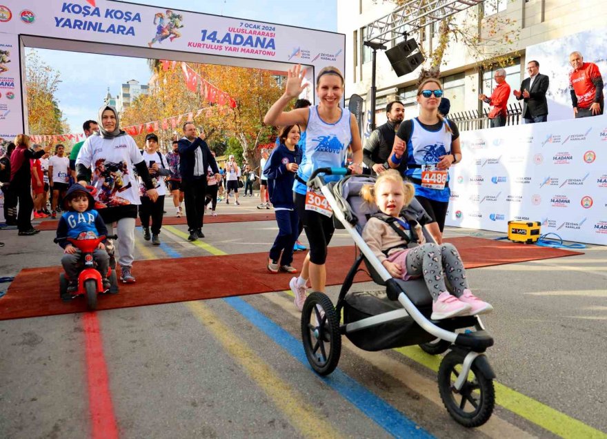 Tarihin içinde maraton koşusu renkli görüntülere sahne oldu